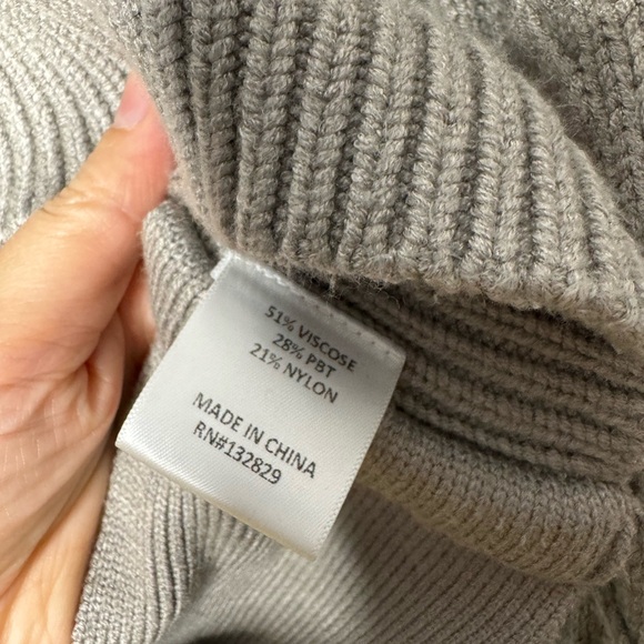 Gorgeous Camila Coelho Safaa Cropped Sweater in Grey - Picture 6 of 9